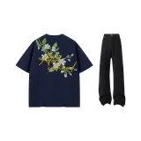 Темно-синий синий футболка + черные джинсы