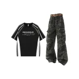 Черная рубашка с короткими рукавами + камуфляжные штаны