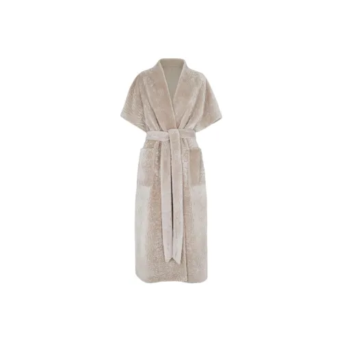 FENDI Бежевый Женские Меховые изделия