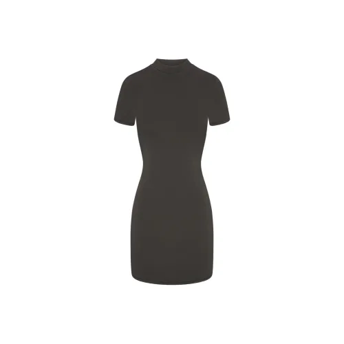 SKIMS SS24 Летняя коллекция На открытом воздухе Средний воротник Мини платье Короткий рукав Платье Женское Промытый Оникс Промытый Агат