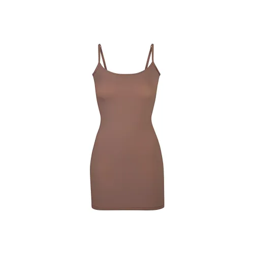 Skims Жженый чайный коричневый Женские Слиплатья