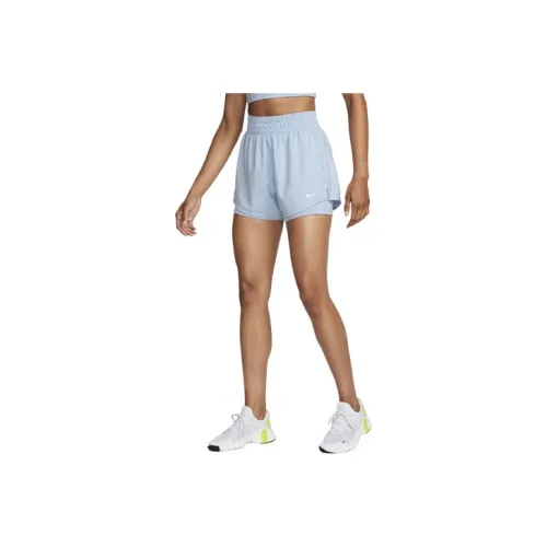 nike one Повседневные шорты Женские Светло-синий