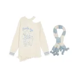 Белый свитер + синий шарф