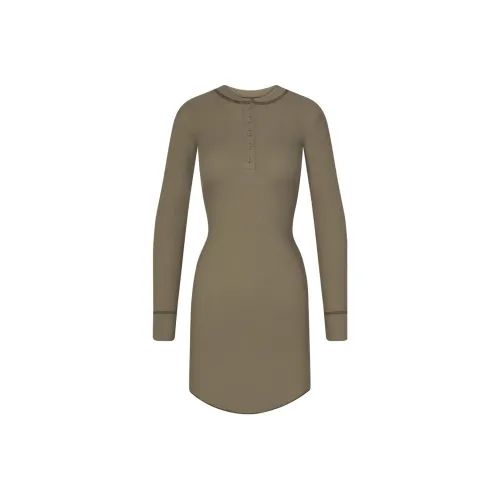 Skims Земляной умбровый/Army MULTI Женские Длинные Платья с рукавами