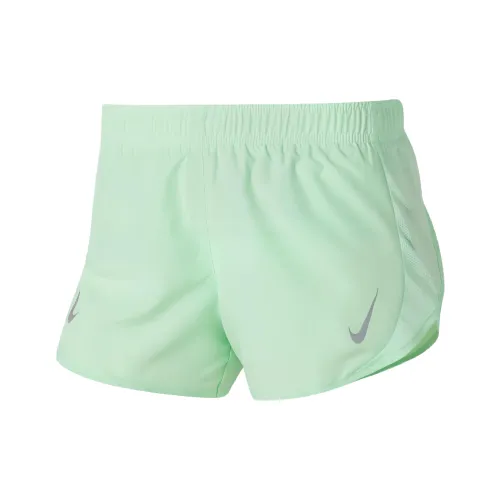 Nike Повседневные шорты женские светло-зеленые