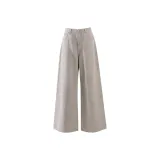 Серые брюки цвета дерева.