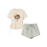 Абрикосовый топ + светло-синие джинсы