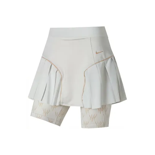 Nike Спортивные шорты Женские Светло-серые