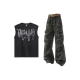 Черный топ без рукавов + камуфляжные штаны