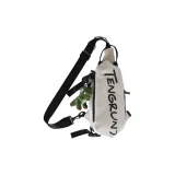 Белый с случайной подвеской и значком