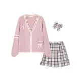 Розовый каштановый свитер + старый любовный стих + клетчатая юбка + подходящие клетчатые боксер-шорты