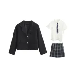 Черный деловой костюм + белая рубашка с короткими рукавами, облегающая на талии + темно-ночная юбка + галстук