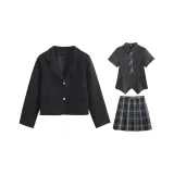 Черный деловой костюм + серый топ с короткими рукавами и утяжкой на талии + темно-ночная юбка + галстук