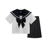 Черный воротник-стойка рубашка с короткими рукавами + черная длинная юбка + черный бант.