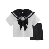 Черный воротник-стойка рубашка с короткими рукавами + черное платье-миди + черный бант.