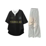 Черная рубашка с короткими рукавами + светло-серые штаны с парашютным кроем