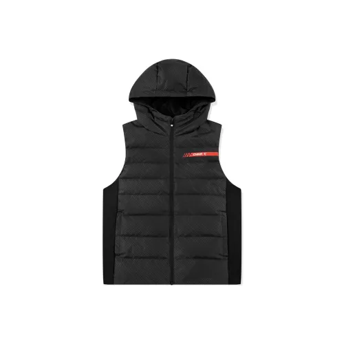 QIAODAN Пуховый жилет с принтом "Черный повсюду" для подростков