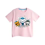 Член команды в розовом тендере отправляется в путь