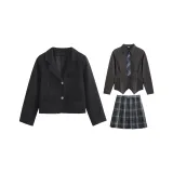 Черный деловой костюм + серый топ с длинным рукавом и утяжкой на талии + темно-ночная юбка + галстук