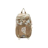 Армейская одежда полна зеленых принтов