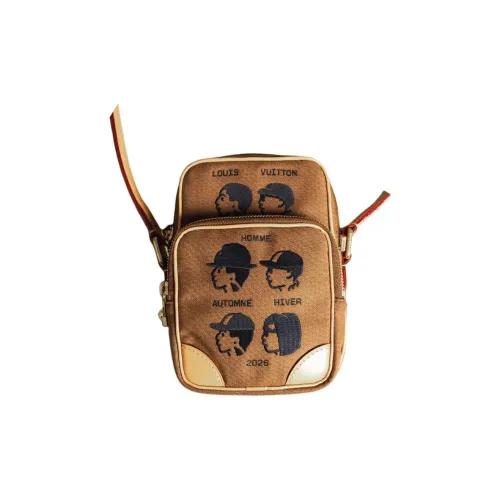 LOUIS VUITTON Nigo Collaboration Amazone Холст Плечевая сумка Мужская Коричневая