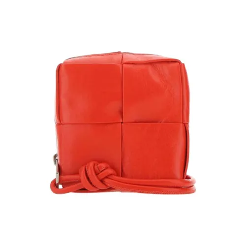 Bottega Veneta Bottega Veneta Luggage Collection Мягкий чехол из овечьей кожи для телефона женский красный