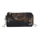 Цветущие цветы и полная луна