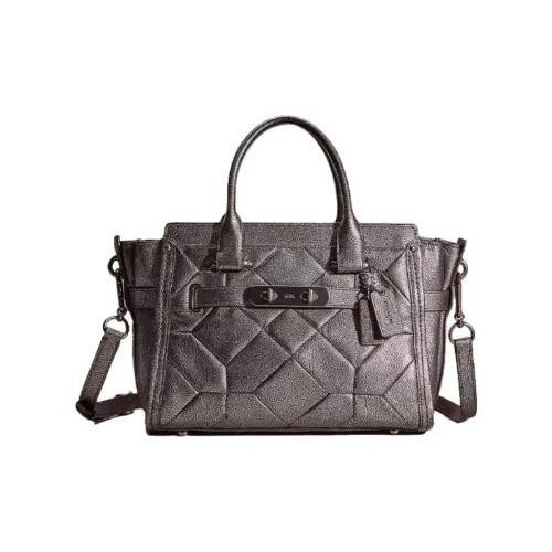 COACH Swagger Клатчи Женские