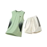 Зеленый топ без рукавов + абрикосовые шорты