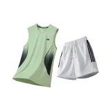 Зеленый топ без рукавов + белые шорты