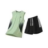 Зеленый топ без рукавов + черные шорты