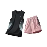 Черный топ без рукавов + розовые шорты