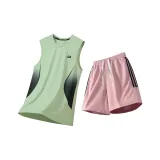 Зеленый топ без рукавов + розовые шорты