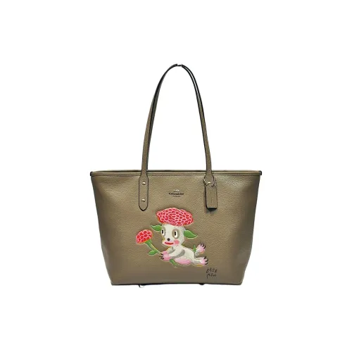 COACH City Zip Tote Клатчи Женские