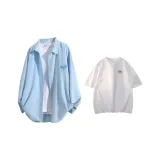 Светло-синяя и белая футболка