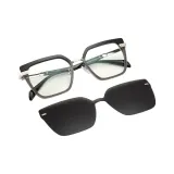 Чёрный топ и прозрачно-серый низ/серые линзы