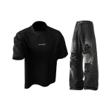 Черная рубашка с короткими рукавами + черные рваные джинсы