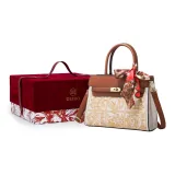 Вышивка коричневого/белого цвета, красная коробка