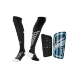Черные и белые футбольные носки + черные и синие наколенники.