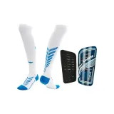 Белые и синие футбольные носки + черные и синие защитные накладки для ног.