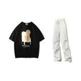 Черная рубашка с коротким рукавом + бежевые карго штаны