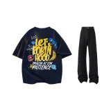 Темно-синий синий футболка + черные джинсы