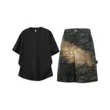 Черная футболка + камуфляжные штаны
