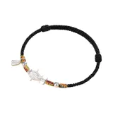 Черный браслет с подвеской в виде карпа кои и иероглифом «Фу»