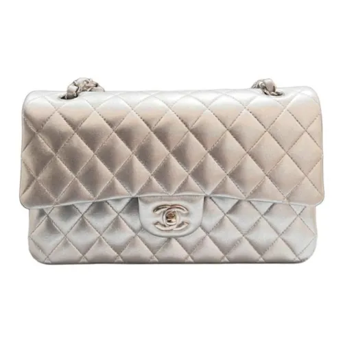 CHANEL 22PClassic С откидной крышкой CF Телячья кожа Сумка с клапаном Сумка через плечо Средний Women's Silver
