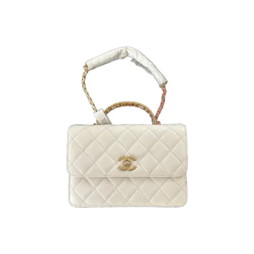 CHANEL Сумки через плечо Женские