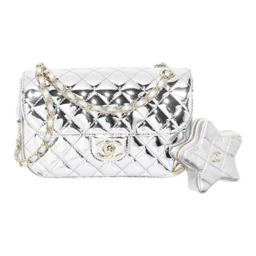 CHANEL Металл Текстура Глянцевый Телячья кожа с Овечья шкура Акценты Сумка через плечо Женская Серебряная