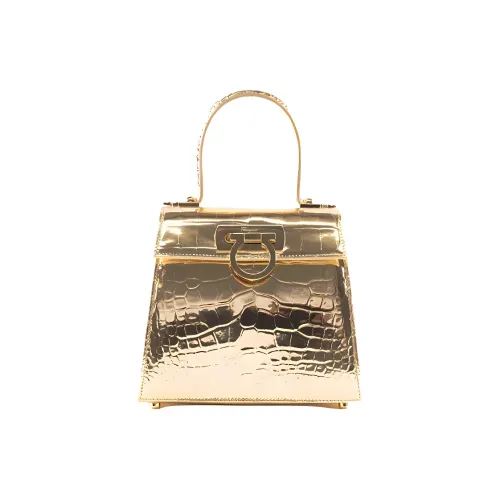 FERRAGAMO Кожа Клатч Женские Золото