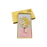 Бабочка кружится вокруг ветки цветка