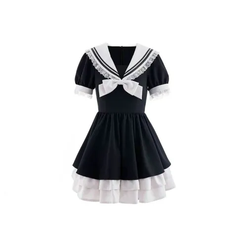 Черное и белое женское платье с короткими рукавами